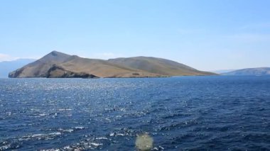 Açık mavi deniz ada deniz feneri ile