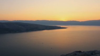Zaman atlamalı gündoğumu dağ ile denizde