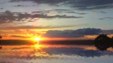 Sunset Bulvarında havuzları güneş ışınları ile