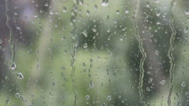 Yağmurlu hava yağmur damlaları penceresinde, yakın çekim