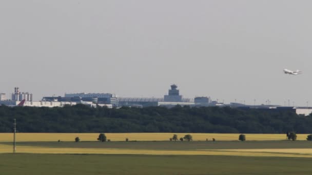 Yolcu Uçağı Prag Havaalanı Ndan Çıkar — Stok video