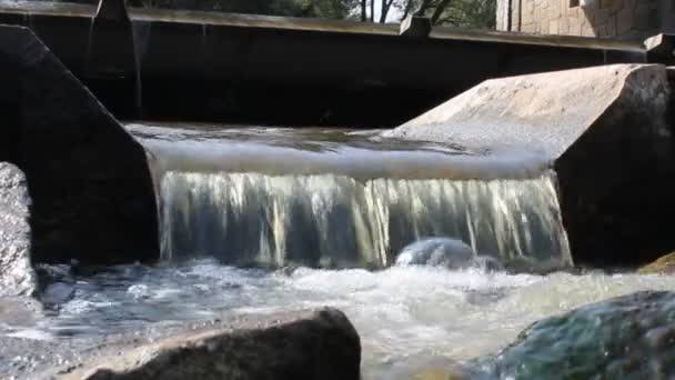 Μικρό Weir Στην Αναλυτική Προβολή — Αρχείο Βίντεο