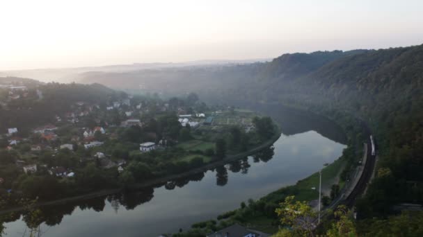 Yakındaki Vltava Nehri Menderes Tren Yolculuğu — Stok video