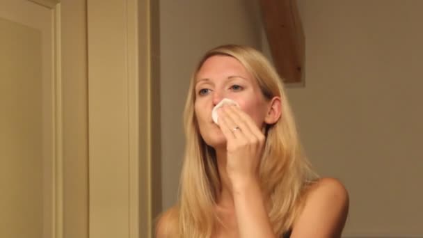 Junge Frau Putzt Ihr Gesicht Und Bereitet Sich Auf Make — Stockvideo
