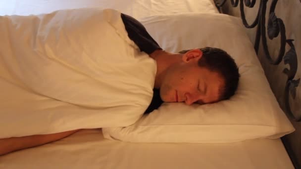 Młody Człowiek Spać Łóżku Dobry Sen — Wideo stockowe