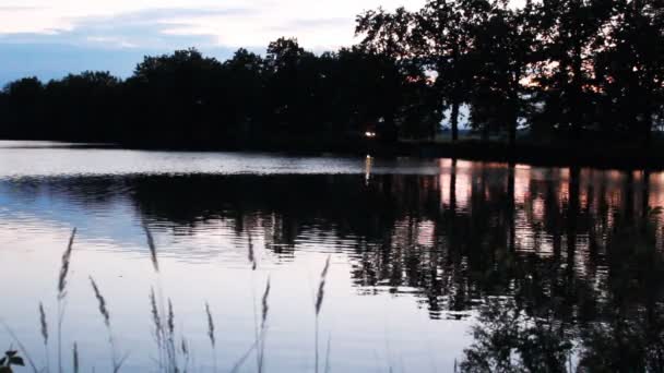 Günbatımı Içinde Gölet Barajı Araba Yolculuğu — Stok video
