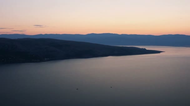 クロアチアの丘と海の日の出 — ストック動画