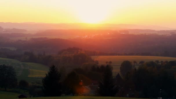 丘の上に素晴らしい夕日 チェコの秋の風景 — ストック動画
