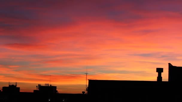 Fantastisk Solnedgång Sky Med Stadens Silhuett — Stockvideo