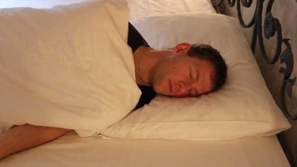 Ung Man Sova Sängen Dåligt Dreaming Ändra Position — Stockvideo
