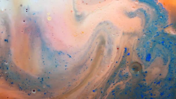 牛奶中的抽象颜色混合在一起 — 图库视频影像