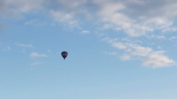 Heißluftballon Fliegt Auf Blauem Himmel — Stockvideo