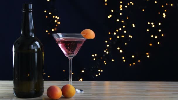 Μπουκάλι Αλκοόλ Ποτήρι Ροζέ Και Βερίκοκα — Αρχείο Βίντεο