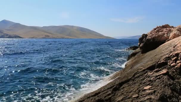 Dalgalar Deniz Kaya Cliff Üzerinde Çöktü — Stok video