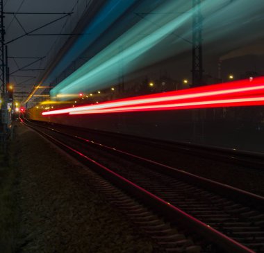 Kırmızı ve mavi ışık, uzun pozlama ile tren ışık iz
