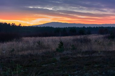 Güzel gün batımı bulutlar Hill