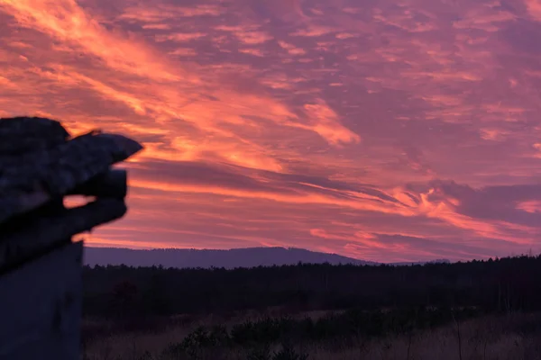 Дивовижні Хмари Заходу Сонця Гори Лісу Дерев Яного Будівництва Чеський — стокове фото