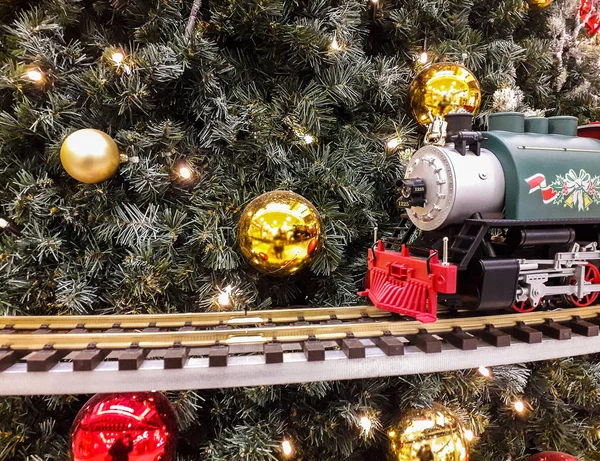 Різдвяні Поїзд Перед Ялинку Кульками — стокове фото