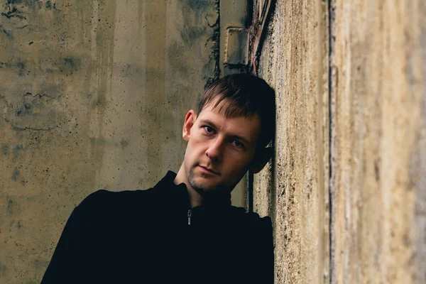 Kafa Duvar ile genç adam portresi