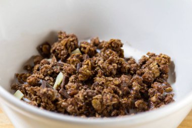 Çikolatalı Mısır gevreği beyaz ve kahverengi çikolata beyaz kase