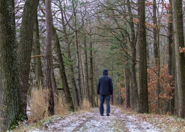 Kış orman yolu ceketli üzerinde duran genç adam