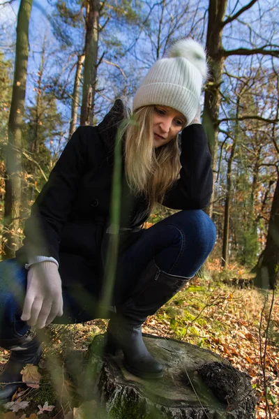 Portrait Beauté Jeune Femme Bonnet Blanc Dans Forêt — Photo