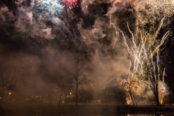 Gece Karanlık Gökyüzü Üzerinde Renkli Havai Fişek — Stok fotoğraf