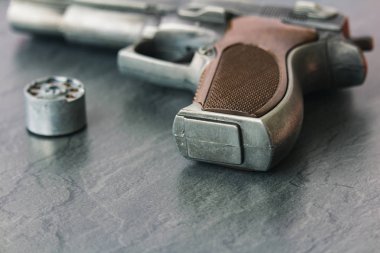 Tabanca tabanca dergi karanlık mermer zemin üzerine