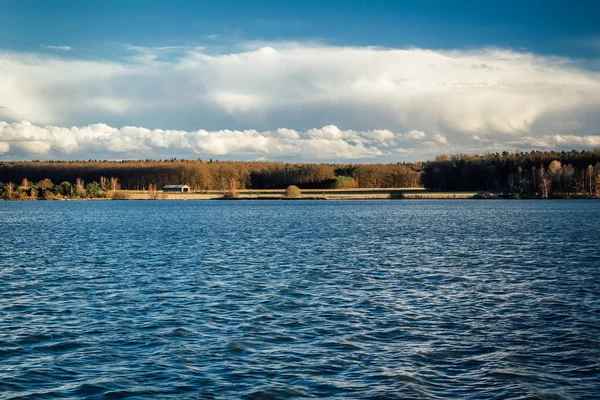 Vijver Met Blauwe Lucht Klein Huis Tsjechische Landschap — Stockfoto