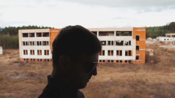 Images Rapprochées Homme Marchant Devant Chantier Construction Dans Forêt — Video