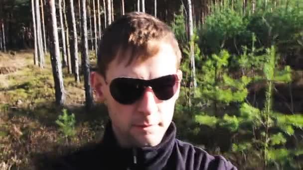 Junger Mann Spaziert Frühlingswald — Stockvideo