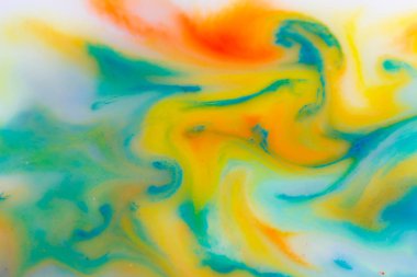 Süt, renk makro soyut suluboya karışımı. Su damlaları, yağ damlaları, süt damlaları, yeşil ve sarı renkte boya damlaları