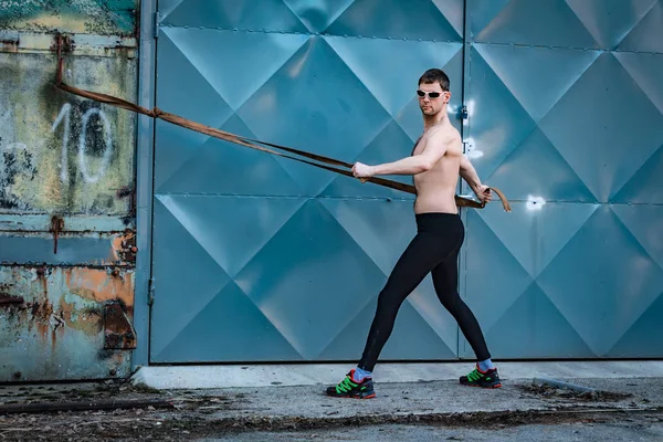 Yakışıklı Genç Adam Taraftan Halat Ile Runner Egzersiz Yarı Çıplak — Stok fotoğraf