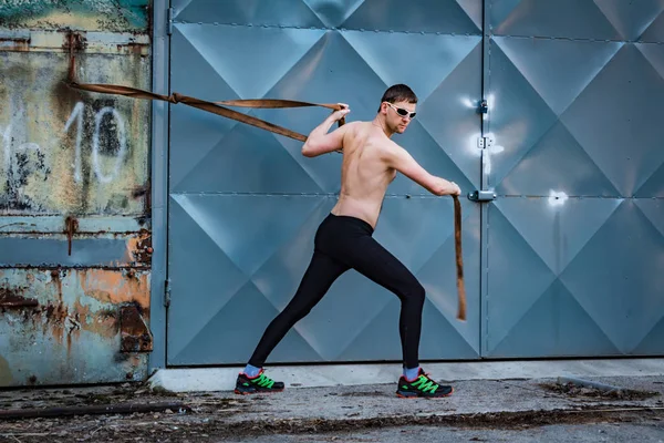 Yakışıklı Genç Adam Arkadan Halat Ile Runner Egzersiz Yarı Çıplak — Stok fotoğraf
