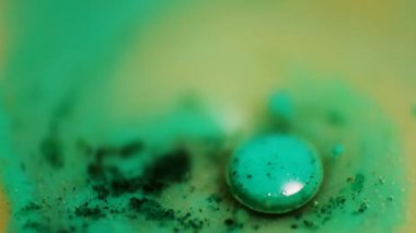 Beyaz süt suluboya kabarcık çatlak