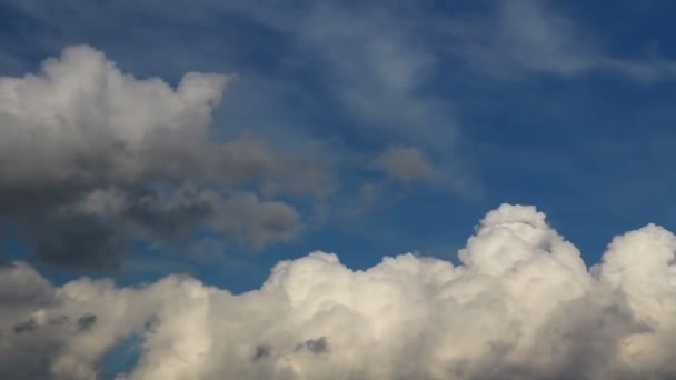 移動する雲とコピースペースで空の映像 — ストック動画