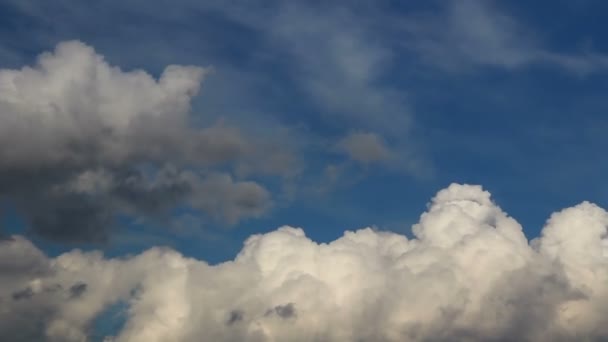 images du ciel avec nuages mouvants avec espace de copie
