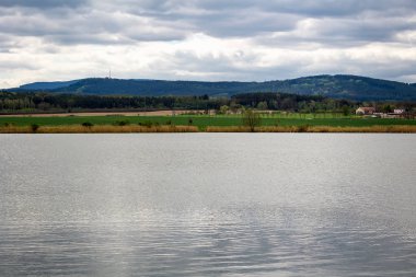 Tepe Klet ve bulut gökyüzü ile Gölet, Çek manzara