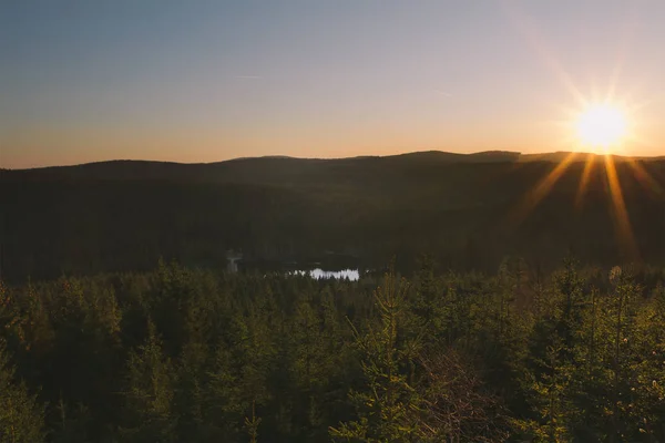 Гарний Захід Сонця Лісовій Долині Невеликим Ставком Сонцем — стокове фото