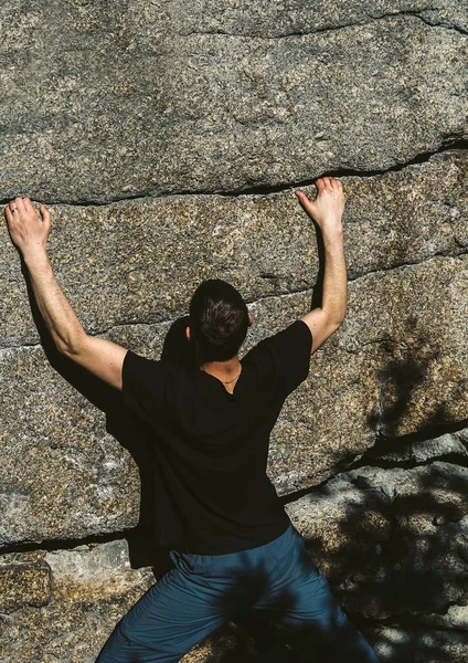 Genç Adam Kayaya Tırmanıyor Taşta Küçük Bir Çatlakla — Stok fotoğraf