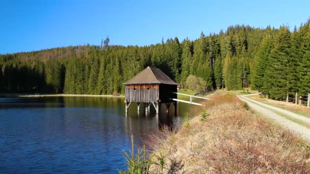 Imagens Cênicas Lago Calmo Com Casa Madeira Homem Andando Longo — Vídeo de Stock