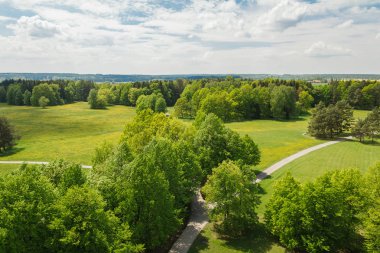 Güzel çayır, ağaçlar ve patika, Czec için havadan panoramatik görünümü