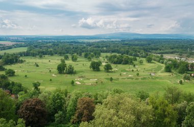 Hluboka nad Vltavo bulutlu gökyüzü ile golf sahası havadan görünümü