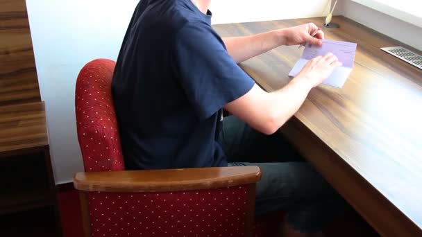 若い男のサイン文書のクローズアップ — ストック動画