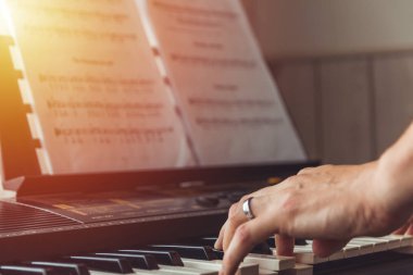 Yakın çekim bir müzik sanatçısı adam el piyano oynarken 