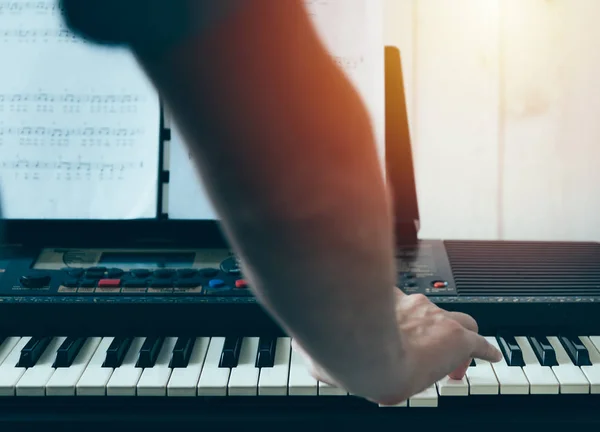 Close-up of a music performer's man hand playing the piano from — Stock Photo, Image