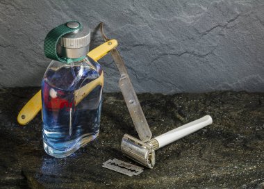 Islör taş doku üzerinde eski jilet ile net tıraş sonrası şişe