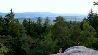 genç adam üzerinde kaya tırmanışı