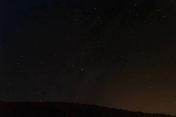 Noční obloha s hvězdami, mléčnou dráhou a lesem, Česká krajina — Stock fotografie