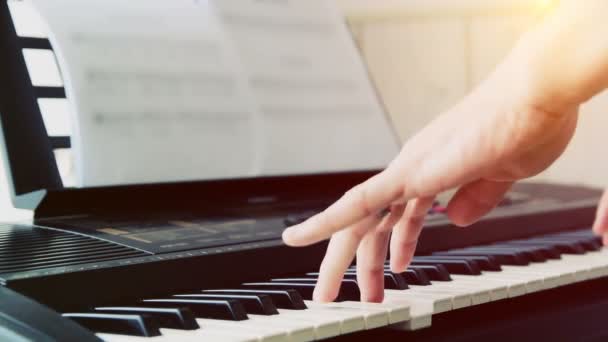 Evde Piyano Oynarken Adam Yakın — Stok video